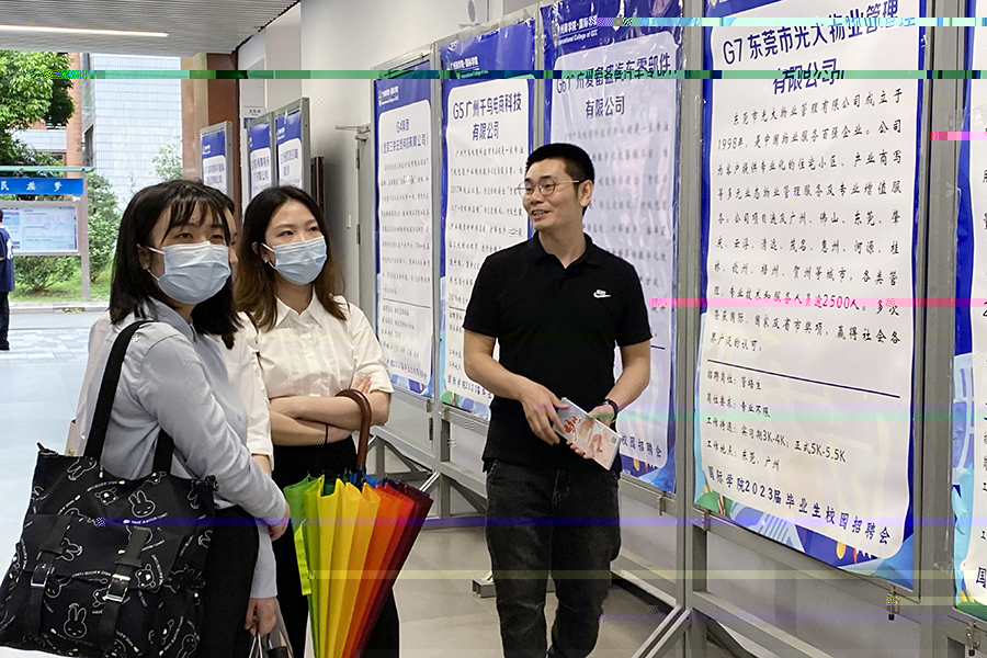 用人單位向學生介紹企業情況.jpg