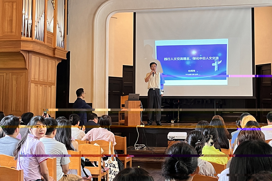 中國駐日本大使館教育處公使銜參贊杜柯偉先生在早稻田大學發表演講.jpg