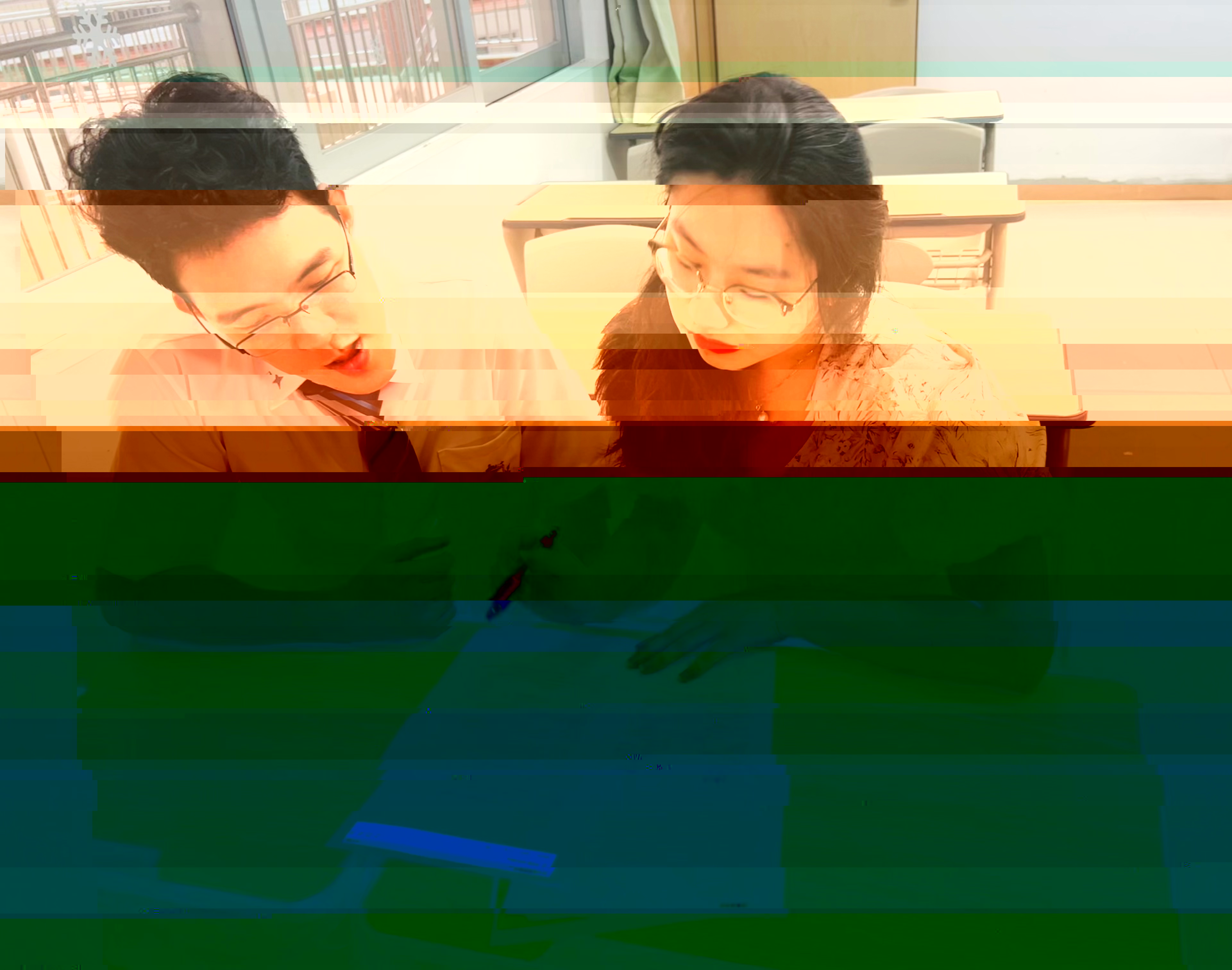 方愈老師對參賽學生進行一對一賽前指導.jpg