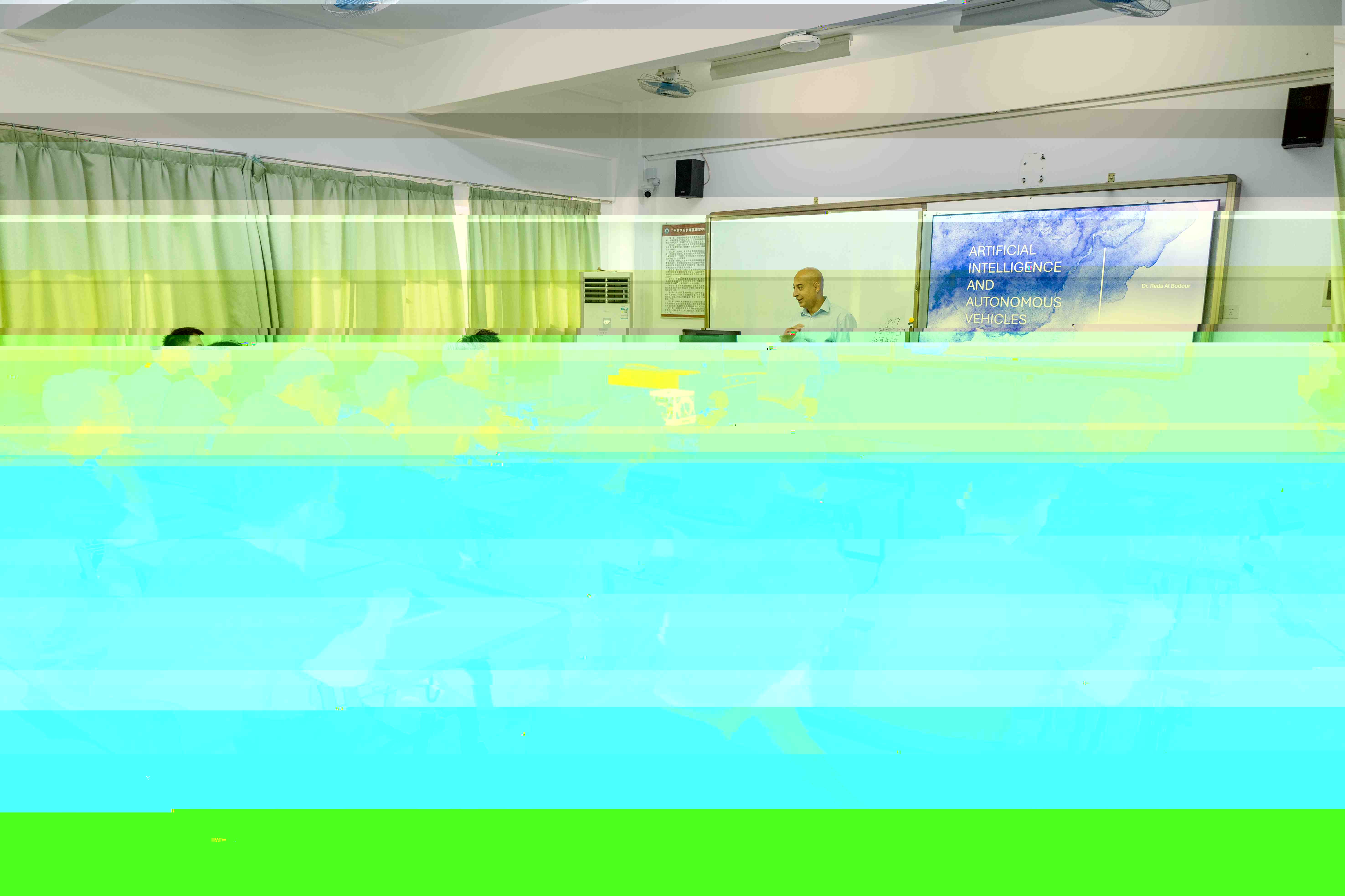 同學們與Dr. Reda Al Bodour就人工智能話題進行讨論和互動.jpg